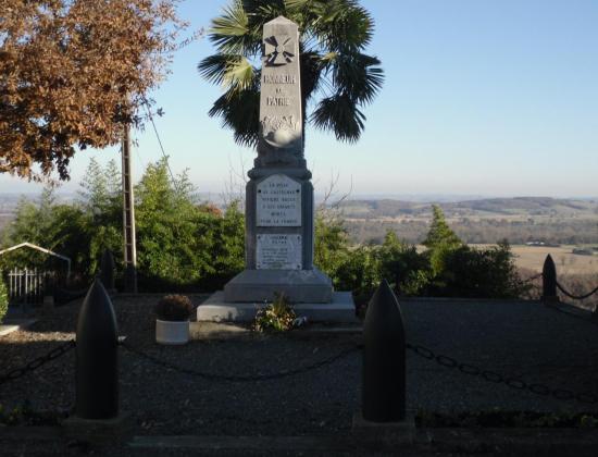 Monument aux morts de Castelnau Rivière Basse. Photo Yves Bodard